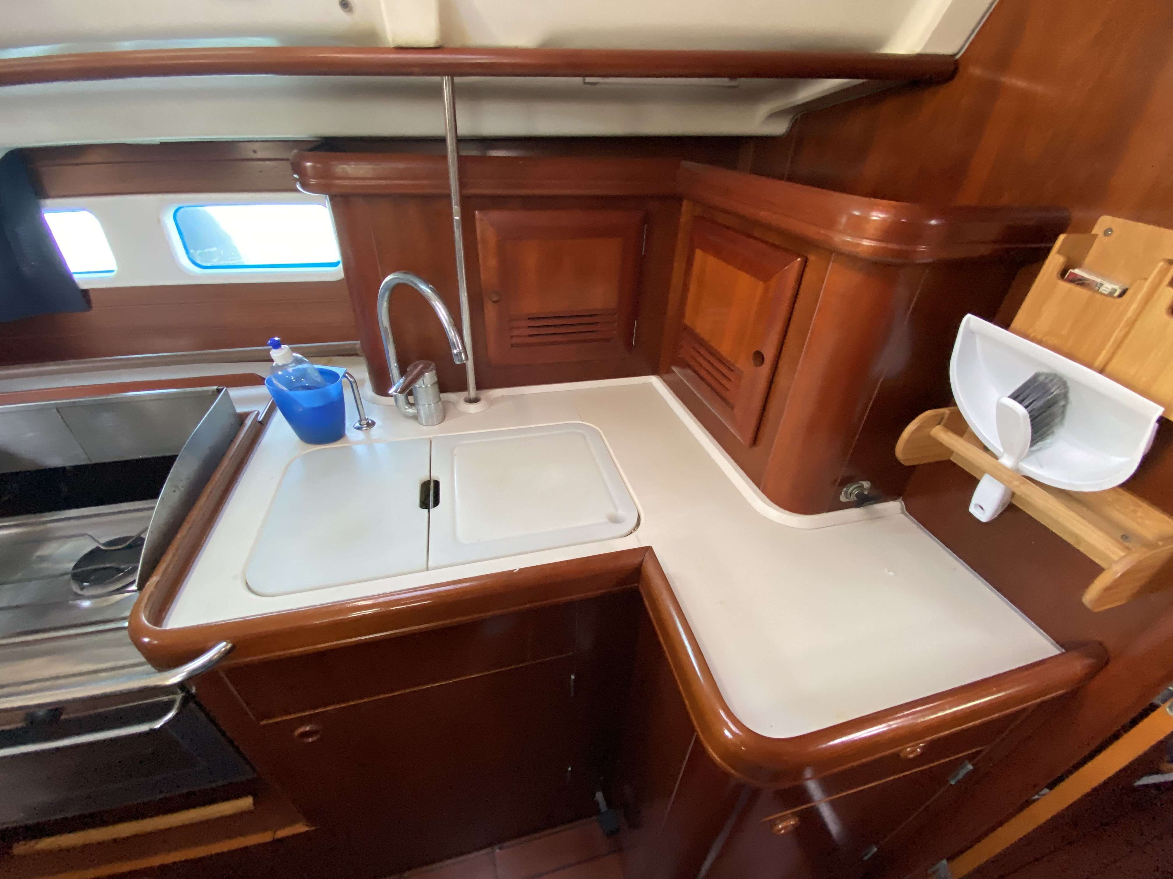 slider 7 Beneteau Oceanis 411 Celebration Performance